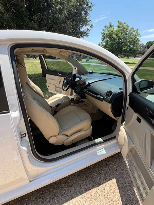 2010 Volkswagen New Beetle - Image 12 of 23