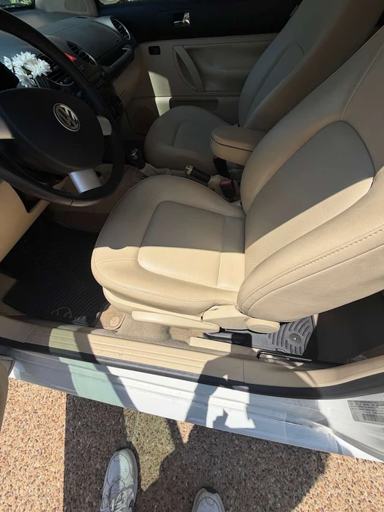 2010 Volkswagen New Beetle - Image 11 of 23