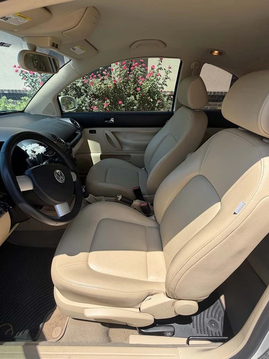 2010 Volkswagen New Beetle - Image 13 of 23