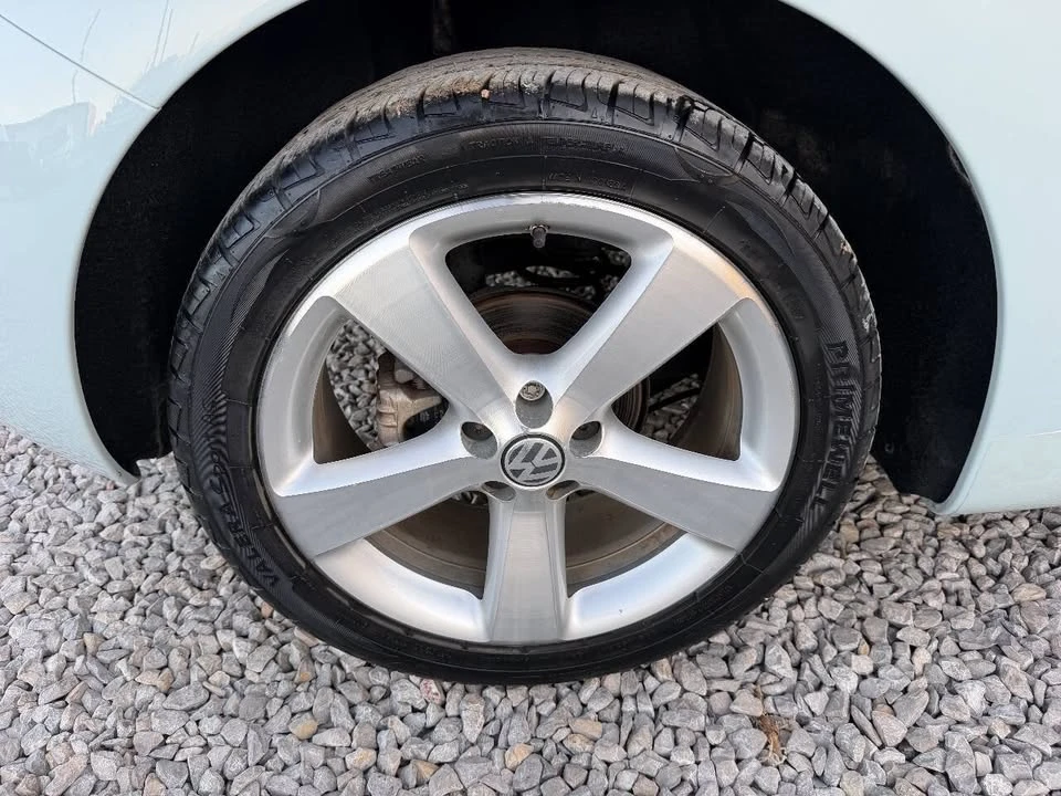 2010 Volkswagen New Beetle - Image 11 of 20