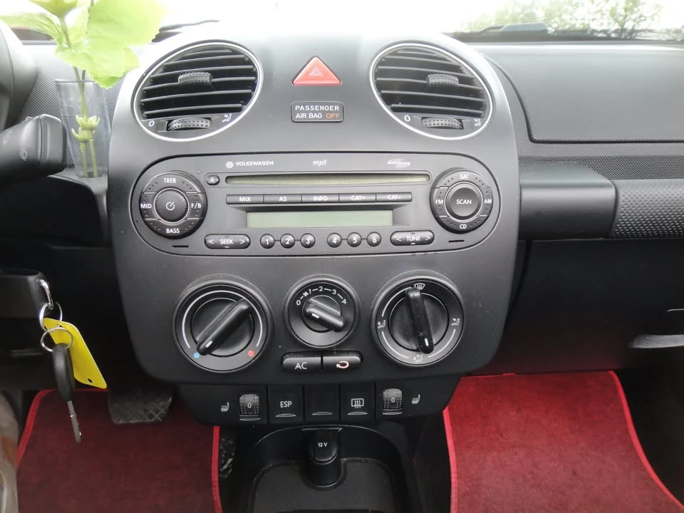 2010 Volkswagen New Beetle - Image 8 of 20