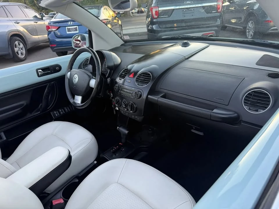 2010 Volkswagen New Beetle - Image 17 of 20