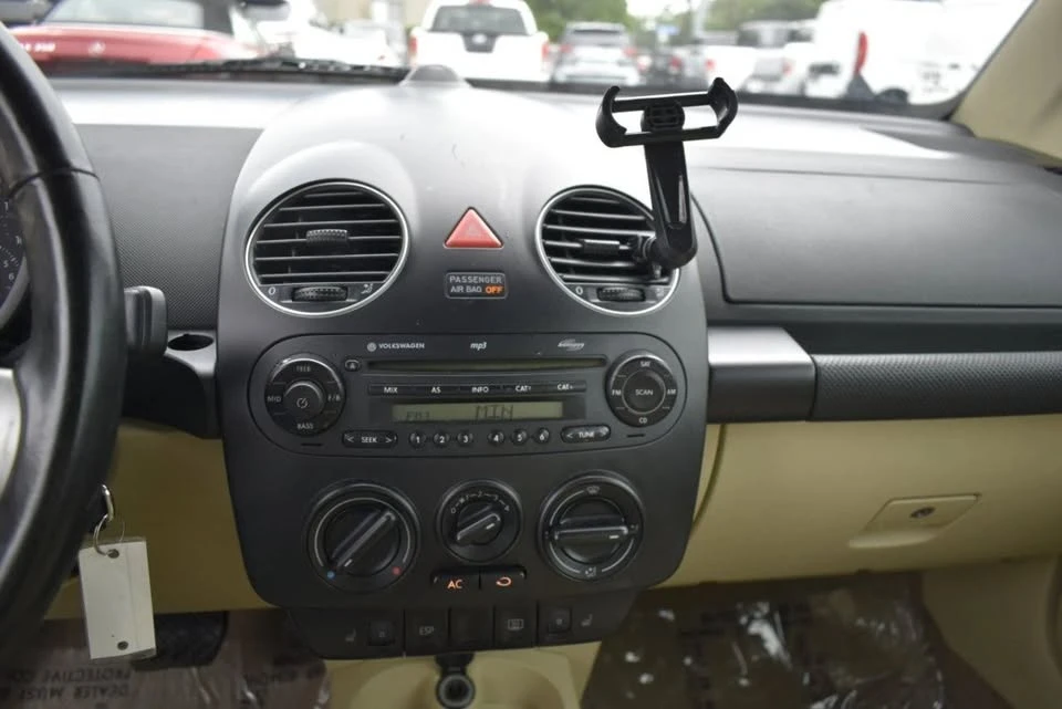2010 Volkswagen New Beetle - Image 10 of 13