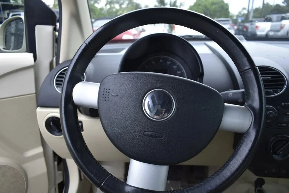2010 Volkswagen New Beetle - Image 8 of 13