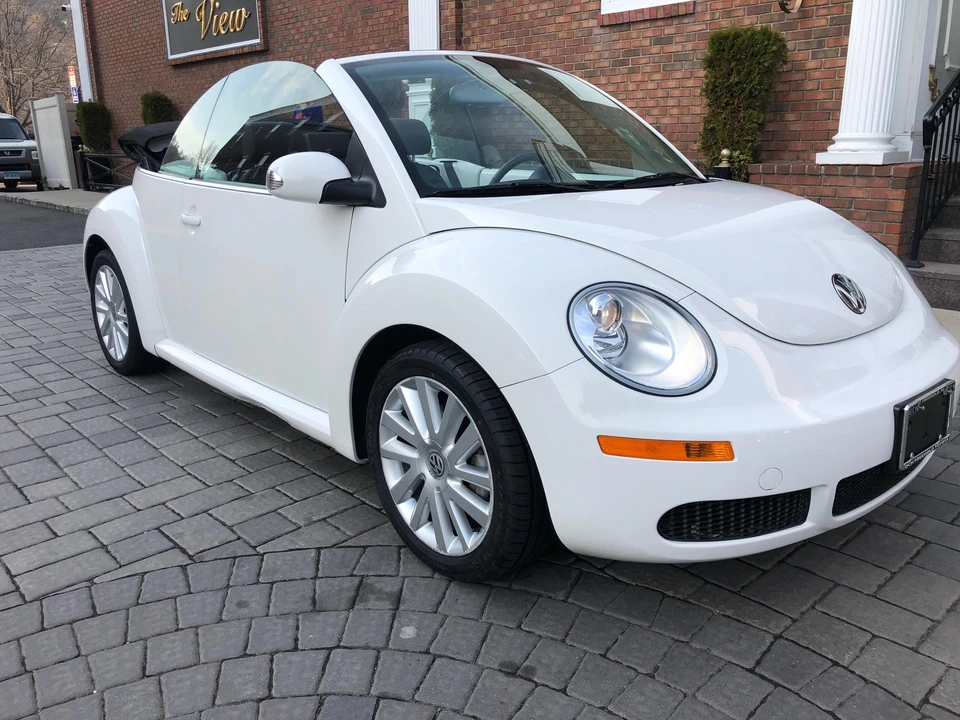 2010 Volkswagen New Beetle - Image 16 of 31