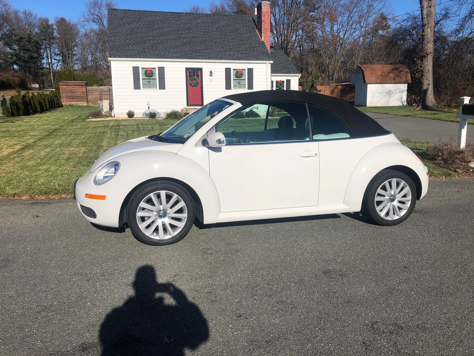 2010 Volkswagen New Beetle - Image 22 of 31