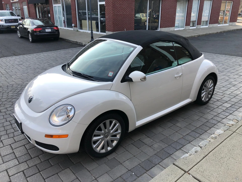 2010 Volkswagen New Beetle - Image 20 of 31