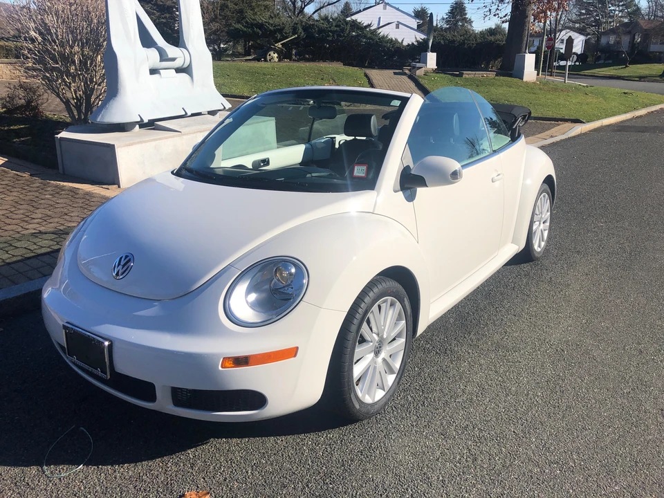 2010 Volkswagen New Beetle - Image 8 of 31