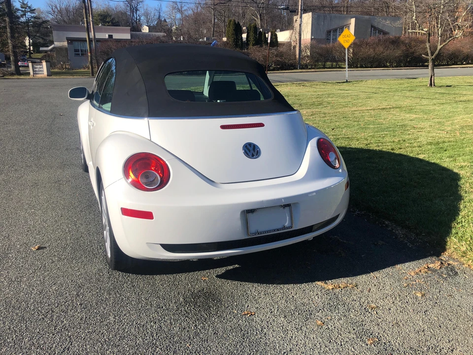 2010 Volkswagen New Beetle - Image 24 of 31