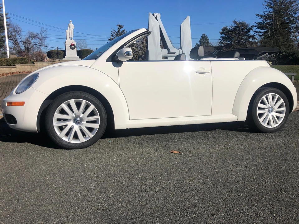 2010 Volkswagen New Beetle - Image 11 of 31