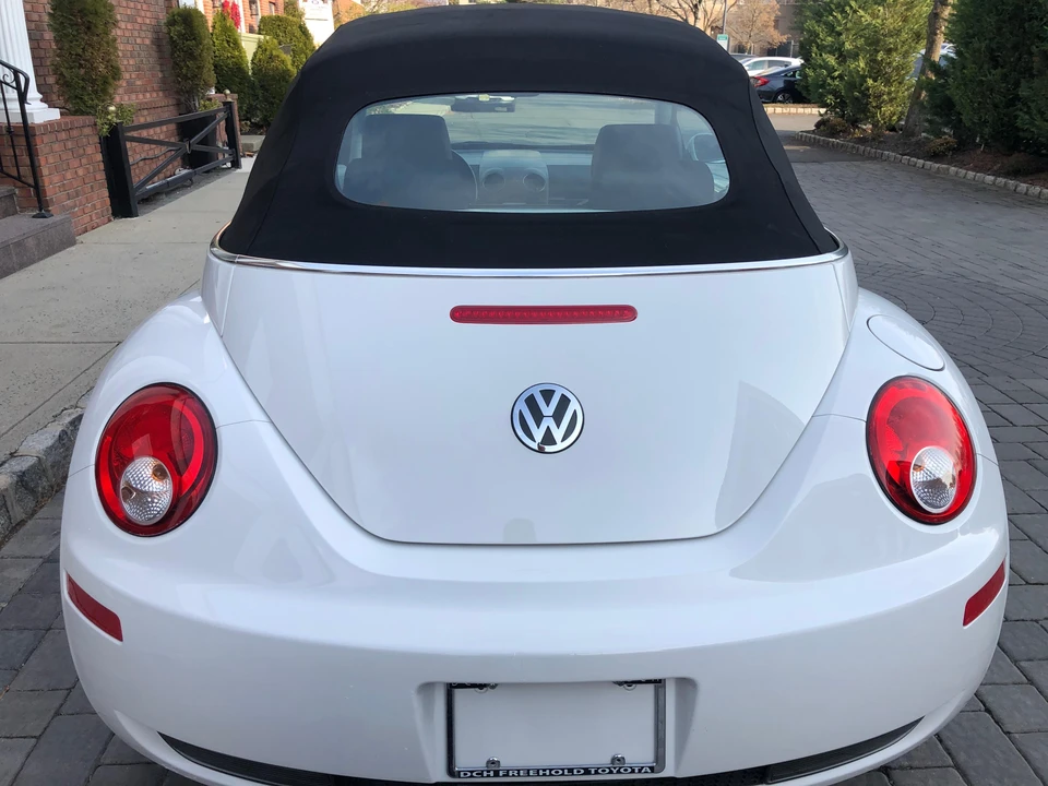 2010 Volkswagen New Beetle - Image 25 of 31