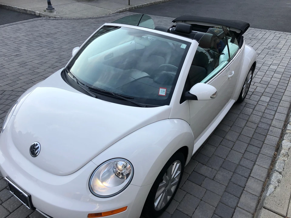2010 Volkswagen New Beetle - Image 7 of 31