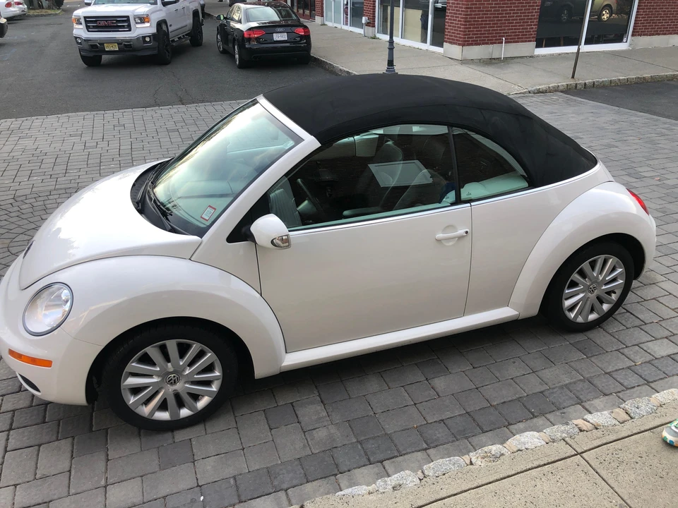 2010 Volkswagen New Beetle - Image 21 of 31