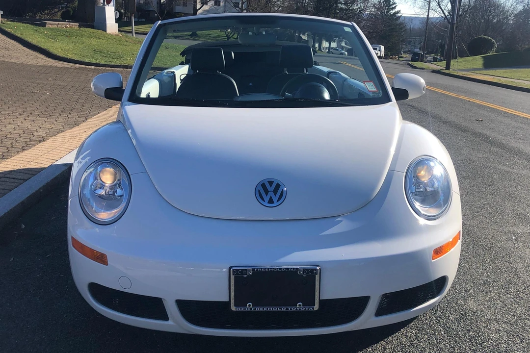 2010 Volkswagen New Beetle - Image 2 of 31