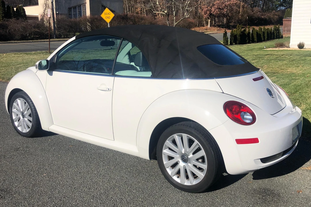2010 Volkswagen New Beetle - Image 4 of 31