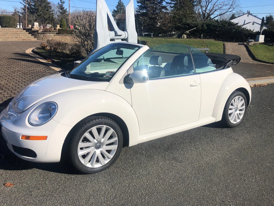 2010 Volkswagen New Beetle - Image 10 of 31