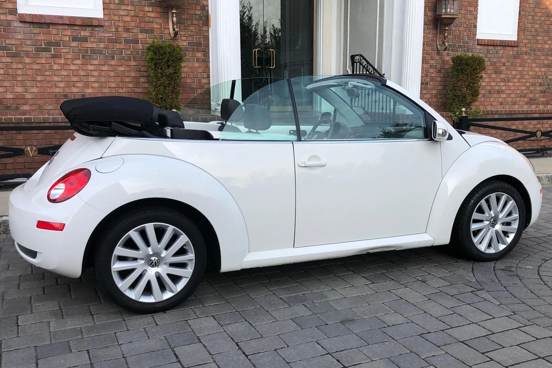 2010 Volkswagen New Beetle - Image 3 of 31