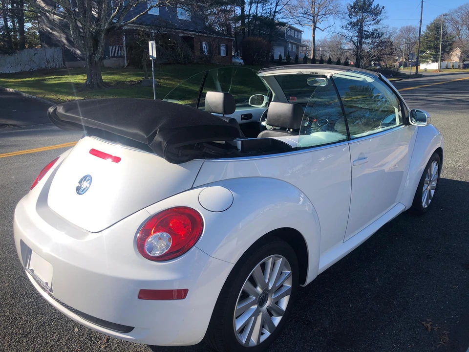 2010 Volkswagen New Beetle - Image 15 of 31
