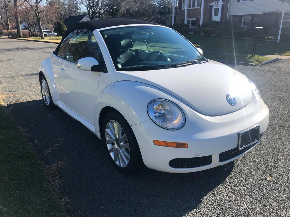 2010 Volkswagen New Beetle - Image 27 of 31