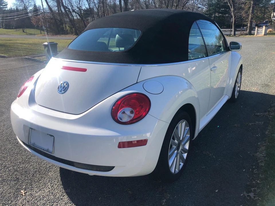 2010 Volkswagen New Beetle - Image 26 of 31