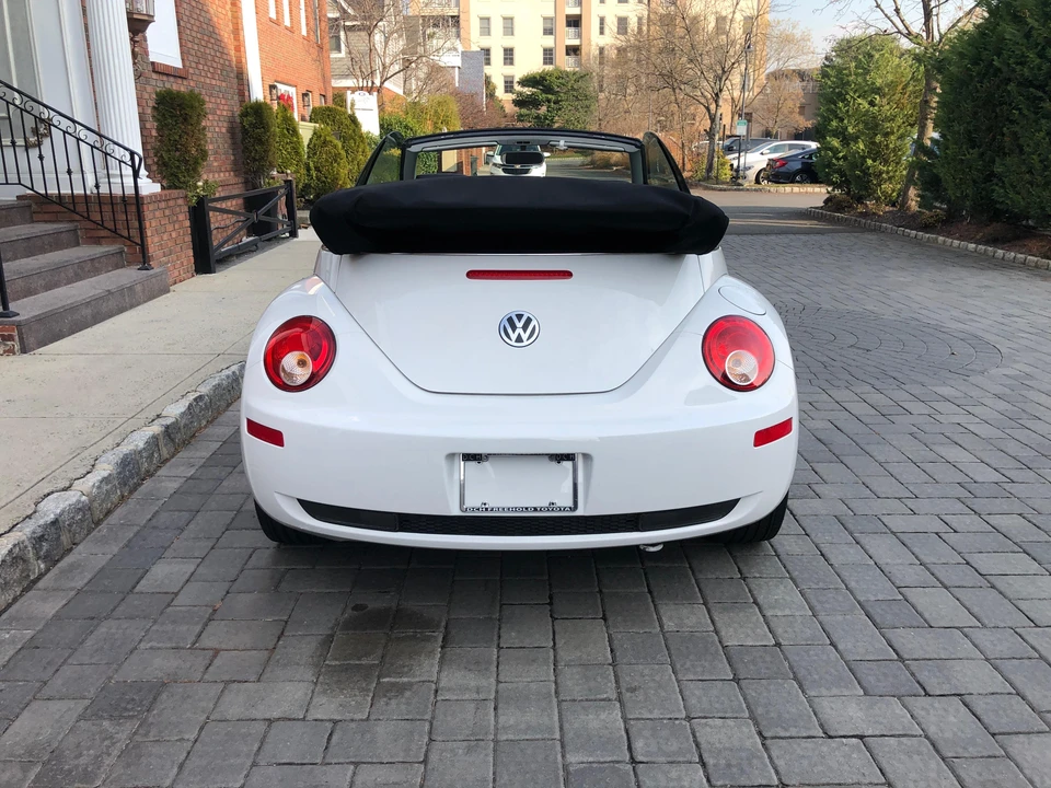 2010 Volkswagen New Beetle - Image 13 of 31