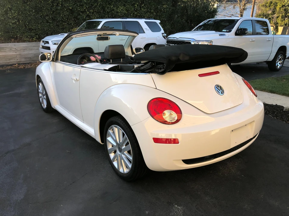 2010 Volkswagen New Beetle - Image 12 of 31