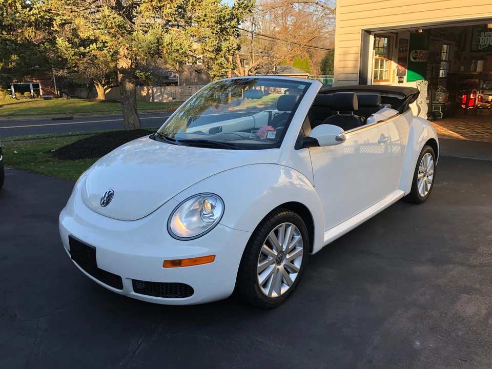2010 Volkswagen New Beetle - Image 9 of 31