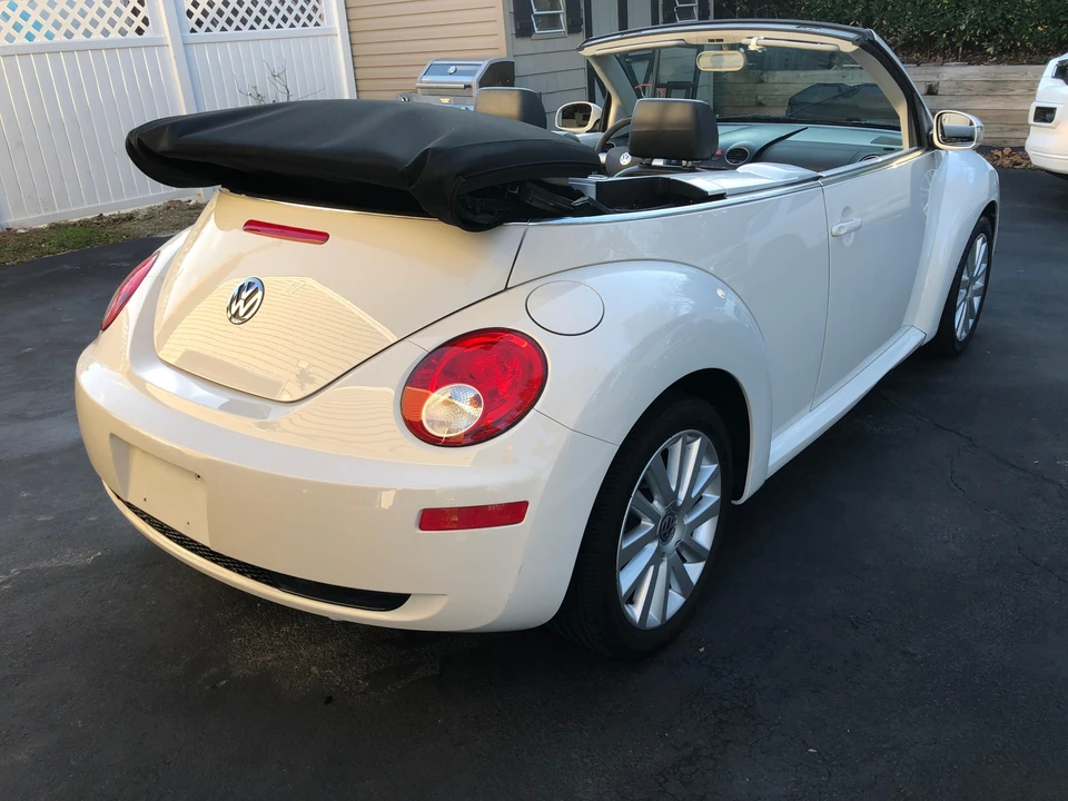 2010 Volkswagen New Beetle - Image 14 of 31