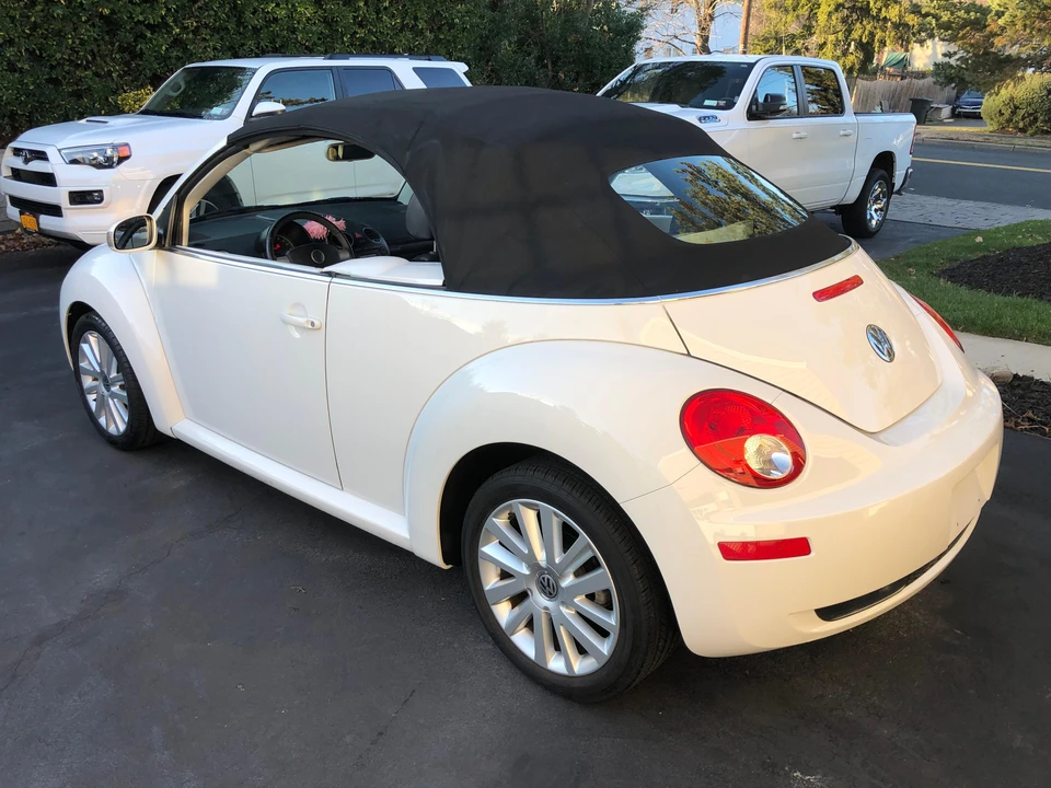 2010 Volkswagen New Beetle - Image 23 of 31