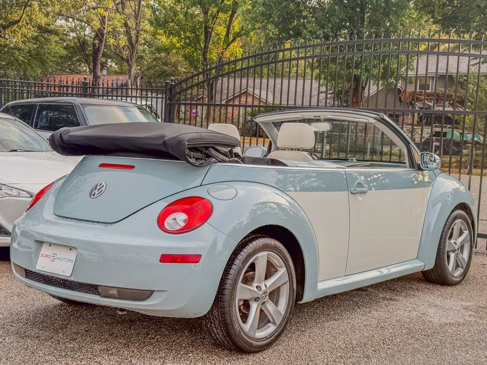 2010 Volkswagen New Beetle - Image 11 of 12