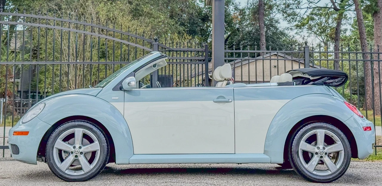 2010 Volkswagen New Beetle - Image 3 of 12