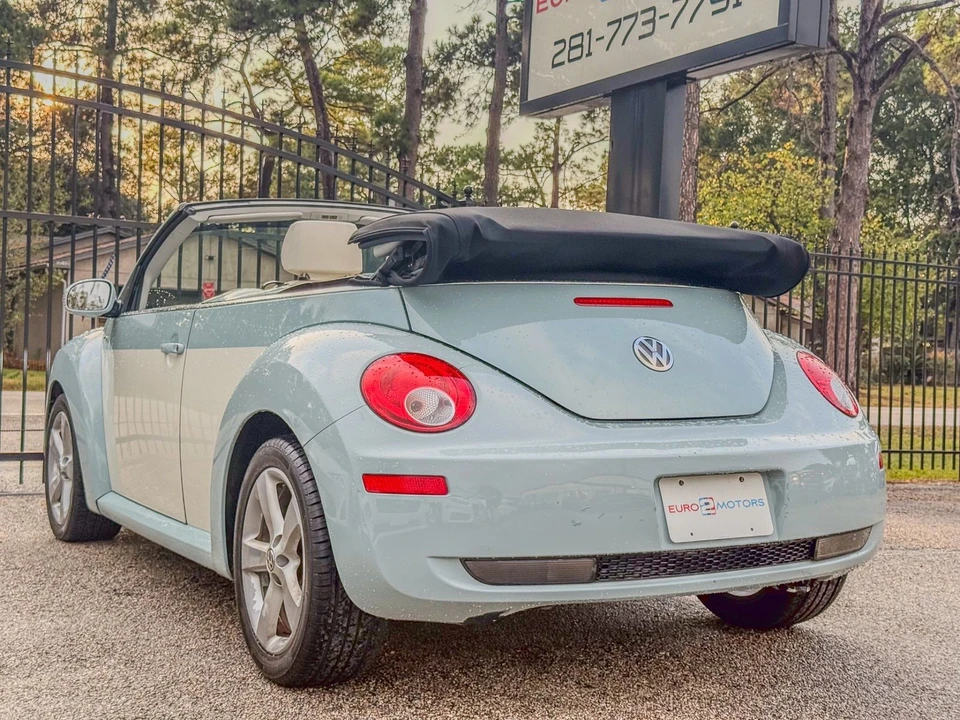 2010 Volkswagen New Beetle - Image 9 of 12