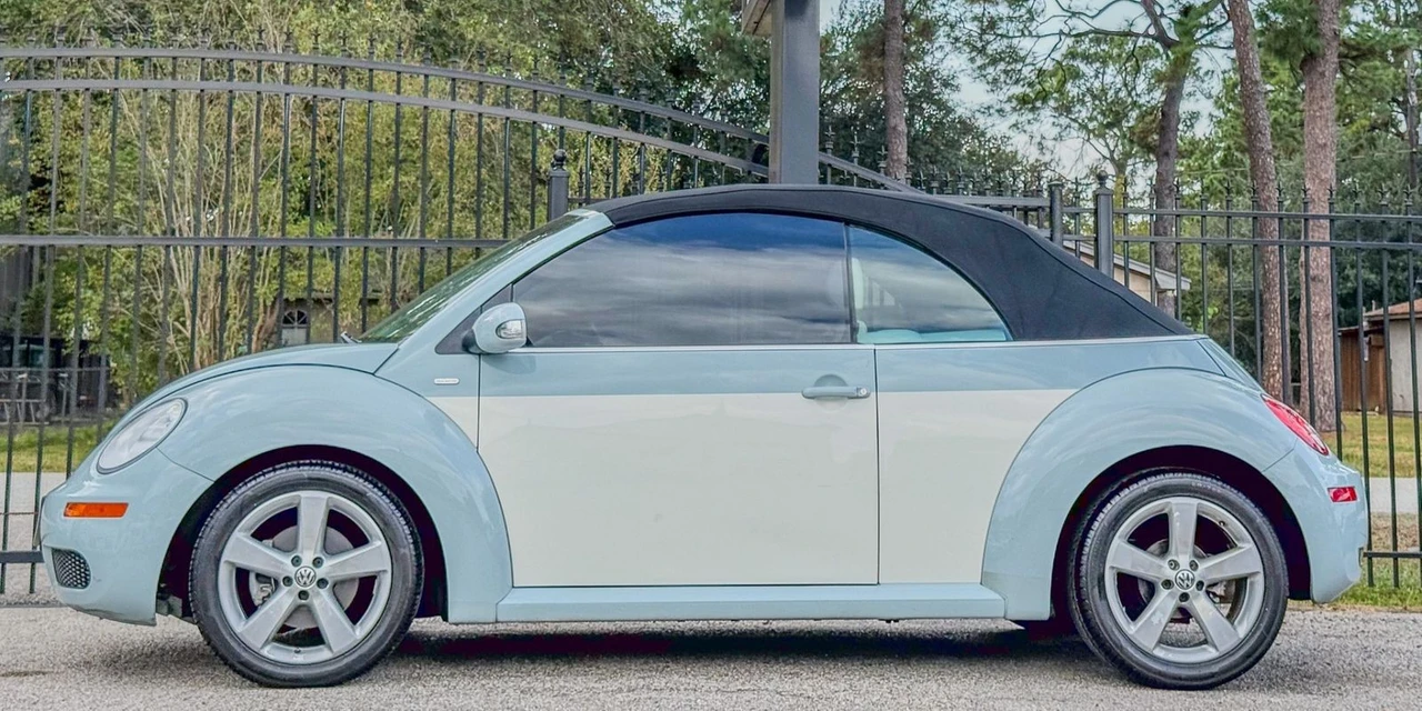 2010 Volkswagen New Beetle - Image 4 of 12