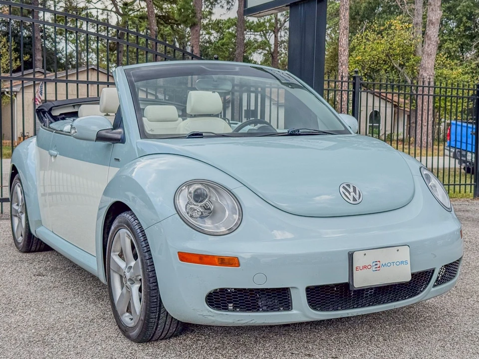 2010 Volkswagen New Beetle - Image 10 of 12