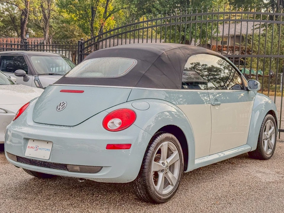 2010 Volkswagen New Beetle - Image 7 of 12