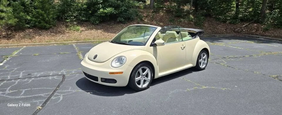 2010 Volkswagen New Beetle - Image 10 of 20