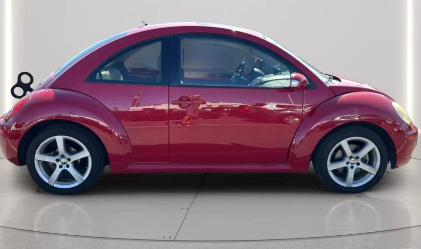 2010 Volkswagen New Beetle - Image 6 of 8