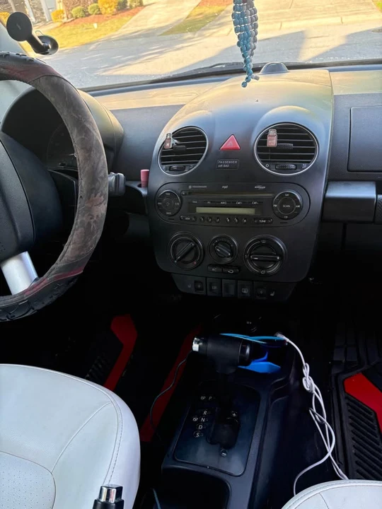2010 Volkswagen New Beetle - Image 9 of 11