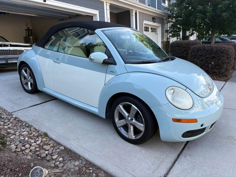 2010 Volkswagen New Beetle - Image 5 of 11