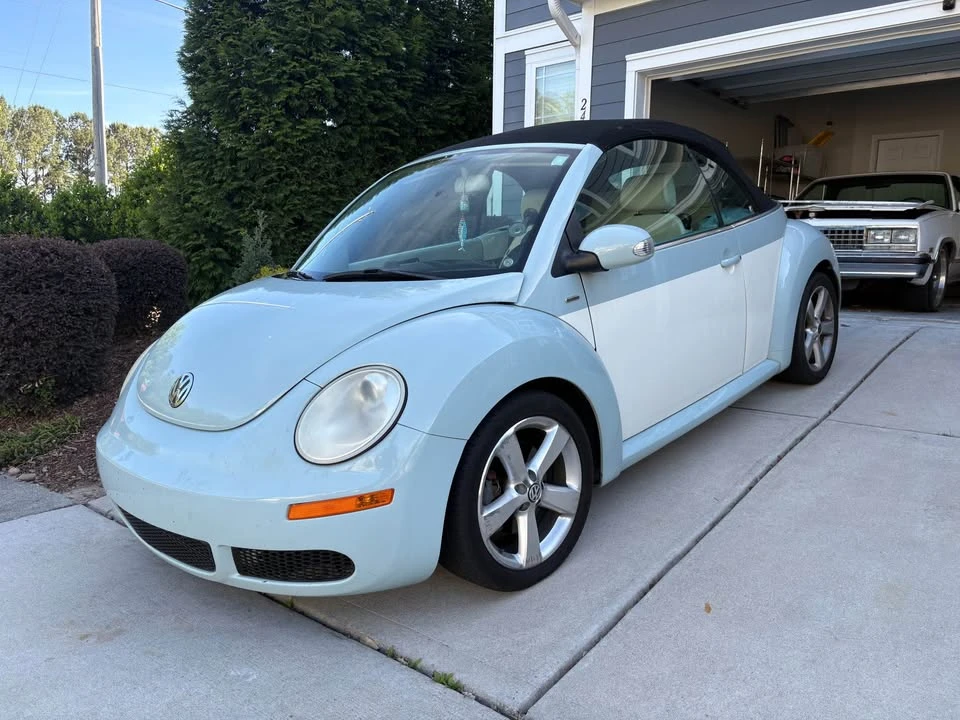2010 Volkswagen New Beetle - Image 3 of 11