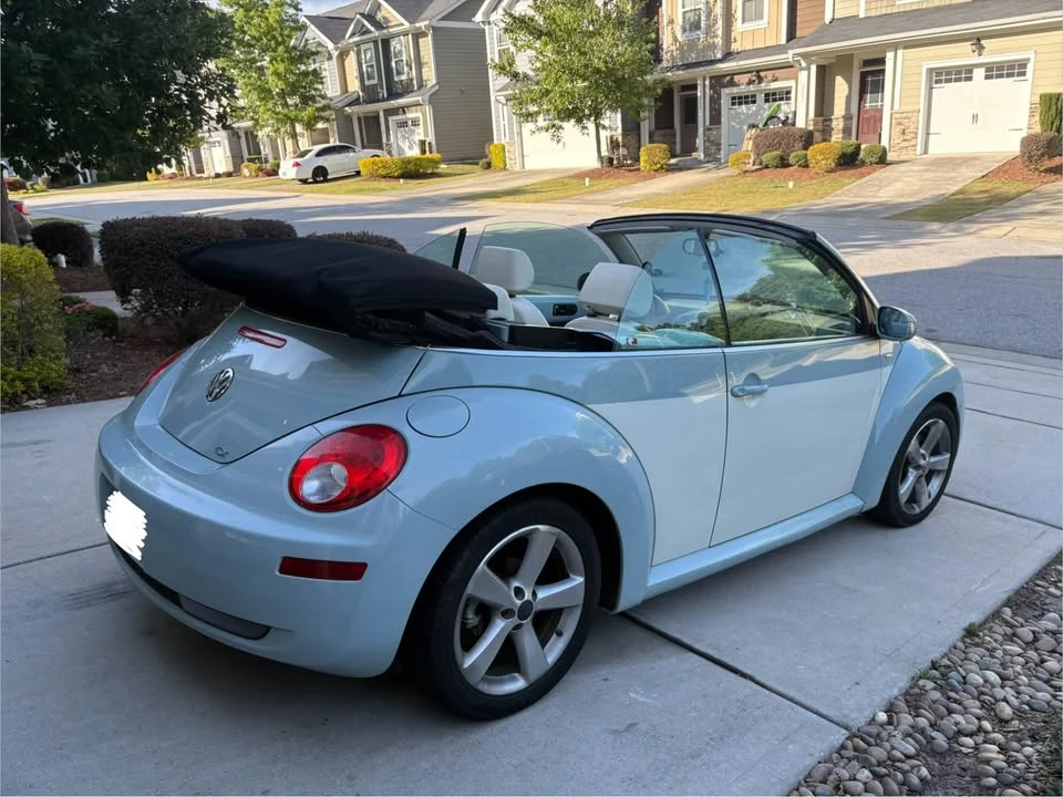 2010 Volkswagen New Beetle - Image 6 of 11