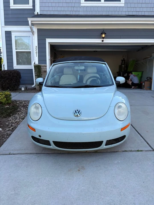 2010 Volkswagen New Beetle - Image 2 of 11