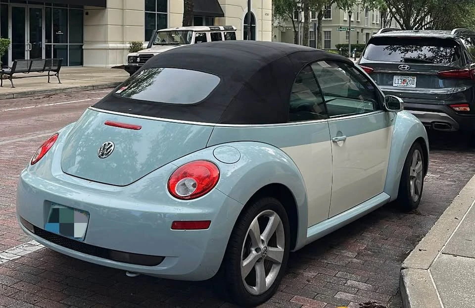 2010 Volkswagen New Beetle - Image 5 of 7
