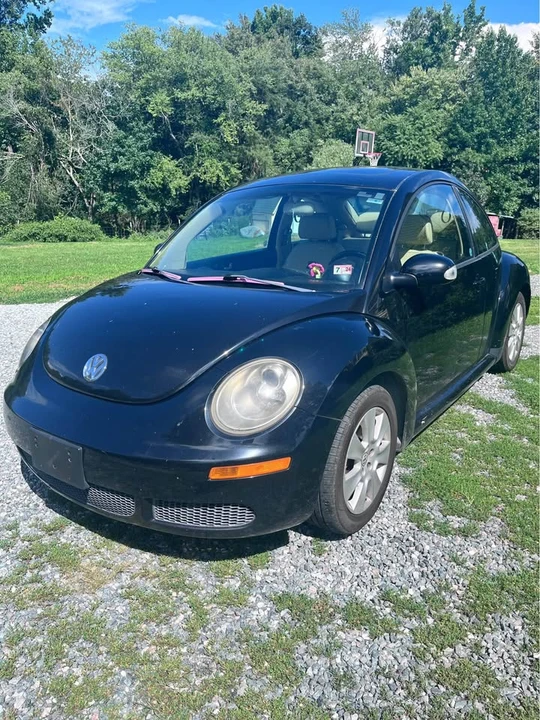 2010 Volkswagen New Beetle - Image 2 of 10