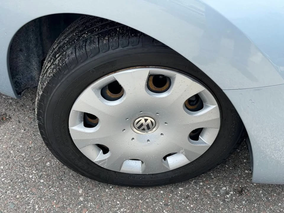 2010 Volkswagen New Beetle - Image 10 of 20