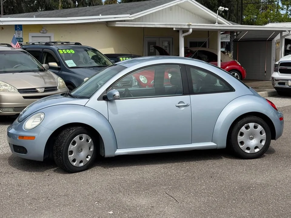 2010 Volkswagen New Beetle - Image 2 of 20
