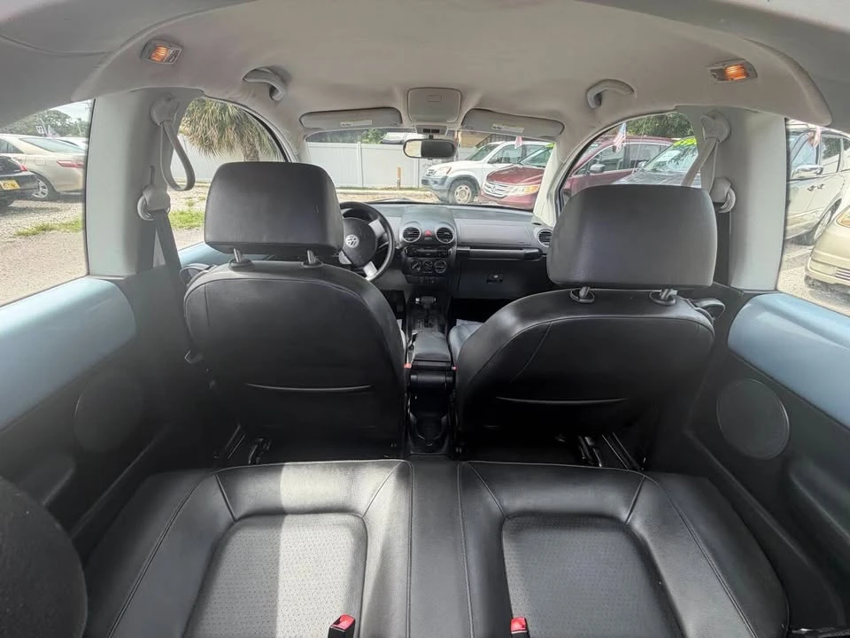 2010 Volkswagen New Beetle - Image 8 of 20
