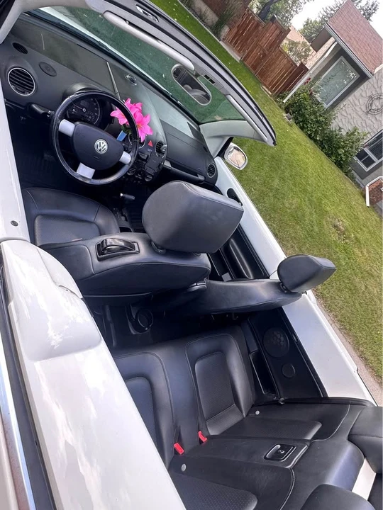 2010 Volkswagen New Beetle - Image 12 of 13