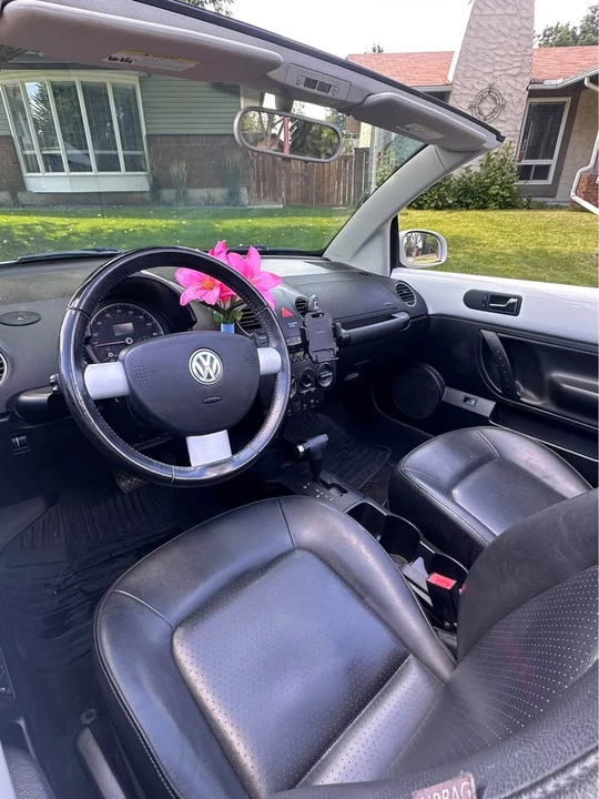 2010 Volkswagen New Beetle - Image 10 of 13
