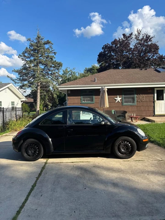 2010 Volkswagen New Beetle - Image 2 of 8